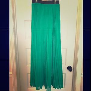 Green maxi skirt 👗